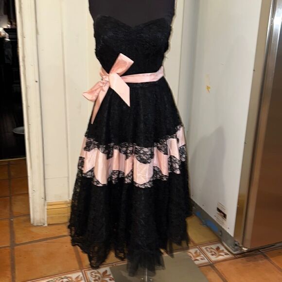 Betsey Johnson Dresses & Skirts - Betsey Johnson size 6 womens dress wedding parties events prom black pink lace